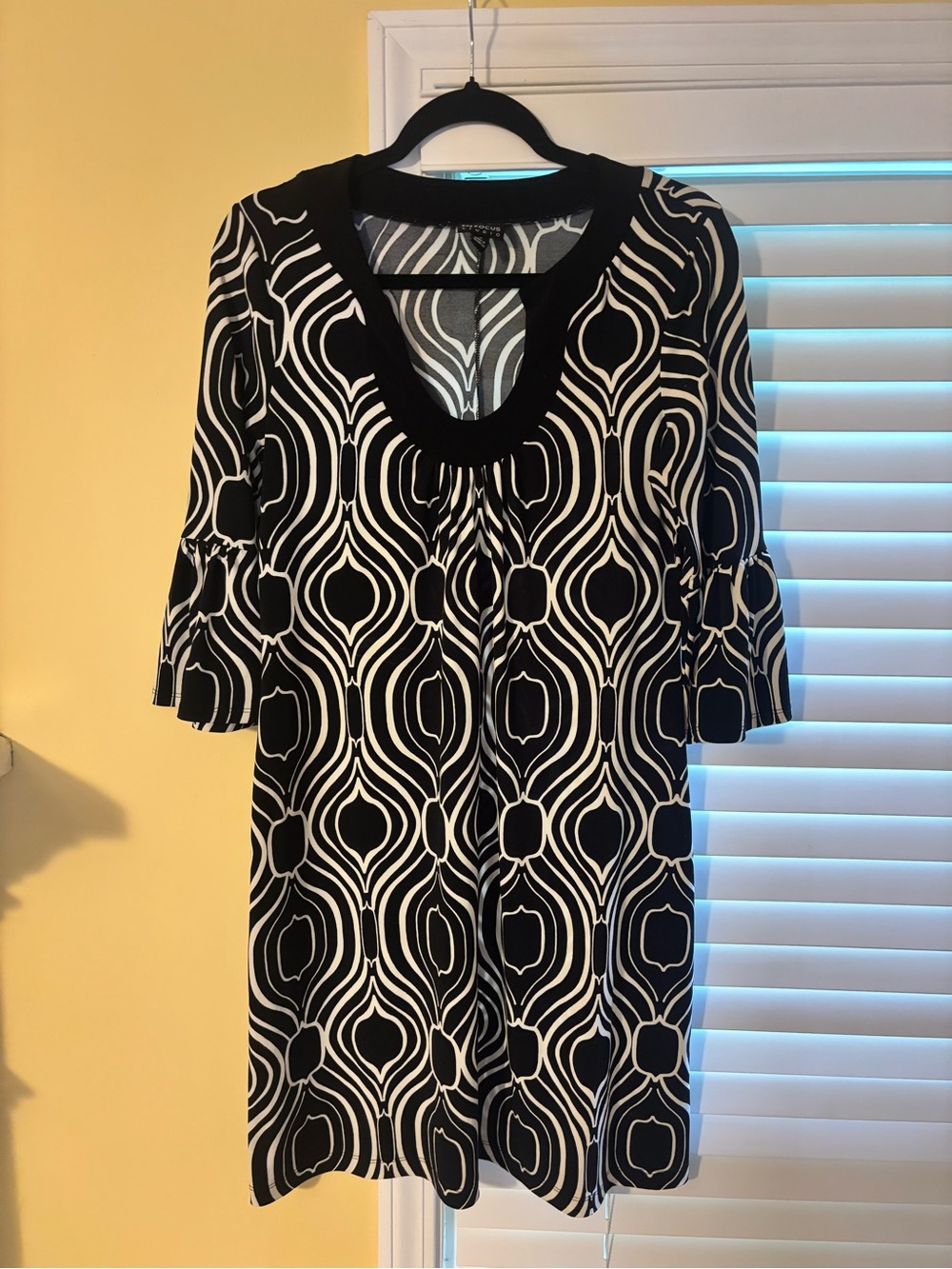 Black & White Geometric Women’s Top - V-Neck